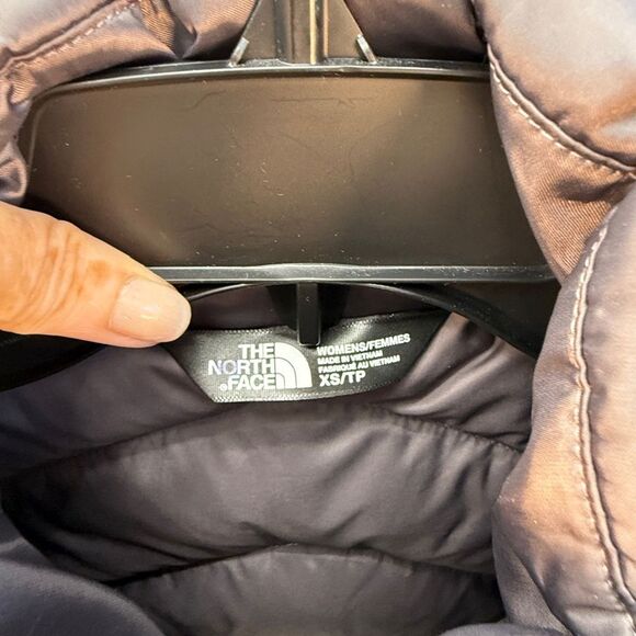 The North Face Women's Goose Down Gray Puffer Jacket XS NWOT - Picture 3 of 6